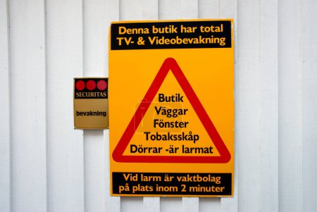 Foto de Signo sueco sobre fondo, primer plano - Imagen libre de derechos