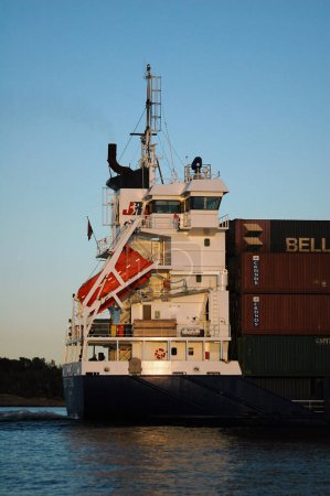 Foto de Un buque de carga navegando - Imagen libre de derechos