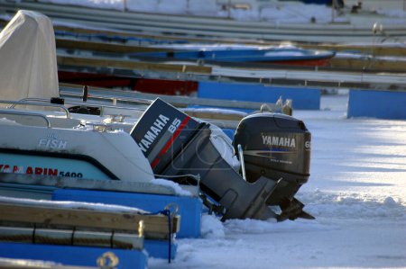 Téléchargez les photos : Moteur de bateau congelé en hiver - en image libre de droit