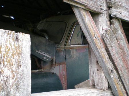 Téléchargez les photos : Vue de vieux camion - en image libre de droit