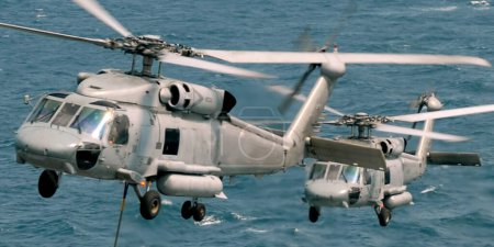 Téléchargez les photos : Hélicoptères Seahawk survolant l'eau - en image libre de droit