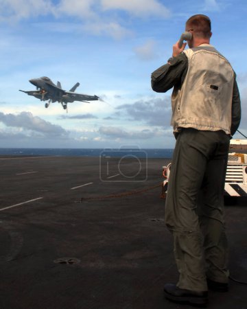 Téléchargez les photos : LSO 1 avion atterrissant sur le porte-avions - en image libre de droit