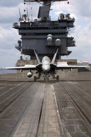 Téléchargez les photos : Hornet sur catapulte. Avion militaire moderne - en image libre de droit