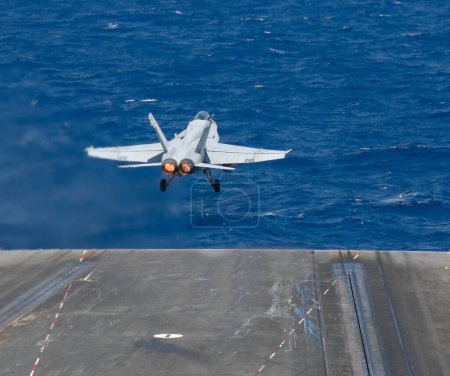 Téléchargez les photos : Hornet prend son envol. Avion militaire moderne - en image libre de droit