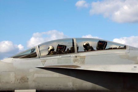 Foto de Pilotos de combate en el cielo azul en el fondo - Imagen libre de derechos