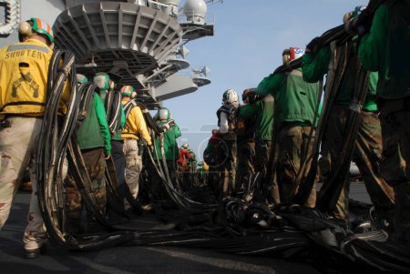Téléchargez les photos : Les marins à l'œuvre sur un navire militaire - en image libre de droit