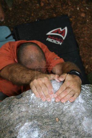 Foto de Hombre colgando en la vista de roca - Imagen libre de derechos
