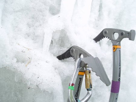 Téléchargez les photos : Haches de glace, outils pour Iceclimbing - en image libre de droit