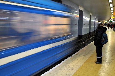 Foto de Tren en movimiento, estación de metro - Imagen libre de derechos