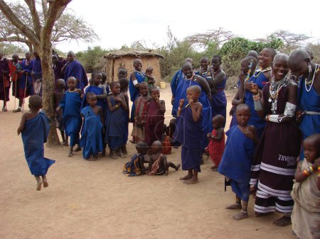 Foto de Masai Village con la gente, lugar de viaje en el fondo - Imagen libre de derechos