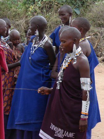 Téléchargez les photos : Femmes africaines dans le village Masai - en image libre de droit