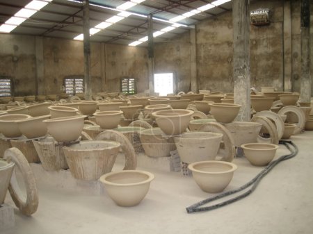 Téléchargez les photos : Séchage Céramique préfabriquée en atelier - en image libre de droit