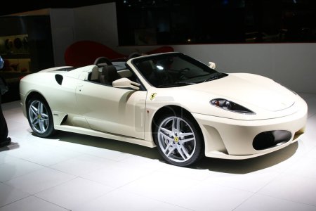 Téléchargez les photos : Ferrari sur le salon international de l'automobile - en image libre de droit