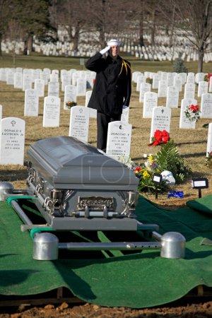 Foto de Saludo final, entierro militar - Imagen libre de derechos