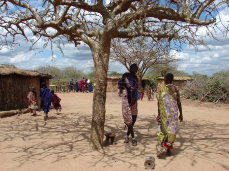 Téléchargez les photos : Village Masaï sur la route Nairobi-Mombasa. Kenya - en image libre de droit