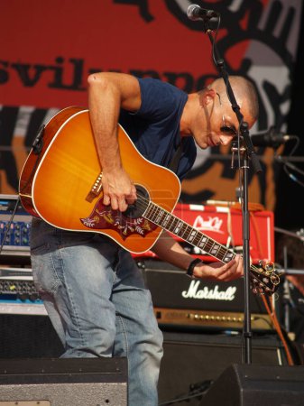 Téléchargez les photos : Le groupe du guitariste joue de la guitare au concert, Alex Britti - en image libre de droit