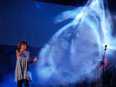 Foto de Irene Grandi actuando en el escenario - Imagen libre de derechos