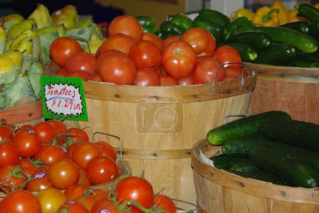 Foto de Diferentes tipos de frutas y verduras frescas en el mercado - Imagen libre de derechos
