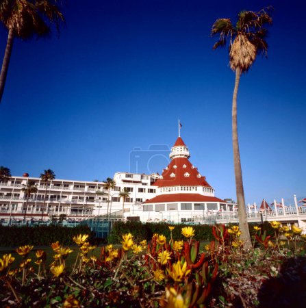 Foto de Hotel del Coronado, lugar de viaje en el fondo - Imagen libre de derechos