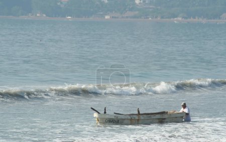 Téléchargez les photos : Pêche à la plage - en image libre de droit