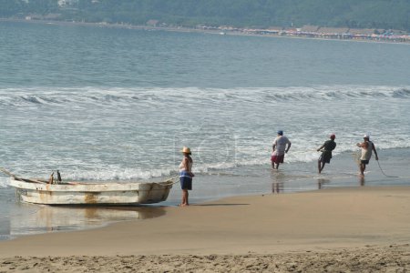 Téléchargez les photos : Pêche à la plage - en image libre de droit