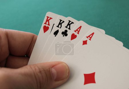 Téléchargez les photos : Jouer aux cartes en main sur fond - en image libre de droit
