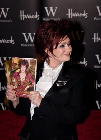 Foto de Sharon Osbourne firma copias de su autobiografía 'Survivor: My Story - The Next Chapter' en la librería Waterstones en Harrods, Londres, Inglaterra - Imagen libre de derechos