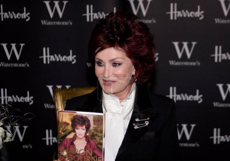 Téléchargez les photos : Sharon Osbourne signe des copies de son autobiographie 'Survivor : My Story - The Next Chapter' à la librairie Waterstones à Harrods, Londres, Angleterre - en image libre de droit