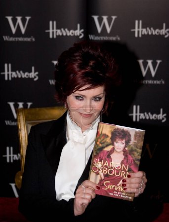 Foto de Sharon Osbourne firma copias de su autobiografía 'Survivor: My Story - The Next Chapter' en la librería Waterstones en Harrods, Londres, Inglaterra - Imagen libre de derechos