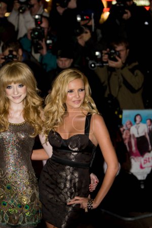 Téléchargez les photos : Girls Aloud : Cheryl Cole (nee Tweedy), Nadine Coyle, Sarah Harding, Nicola Roberts et Kimberley Walsh, est devenue l'un des groupes pop britanniques les plus populaires de la décennie - en image libre de droit