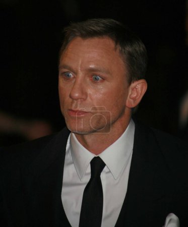 Foto de LONDRES - 27 DE NOVIEMBRE: Daniel Craig asiste al estreno mundial de 'La brújula dorada' en el Odeon Leicester Square el 27 de noviembre de 2007 en Londres, Inglaterra. - Imagen libre de derechos