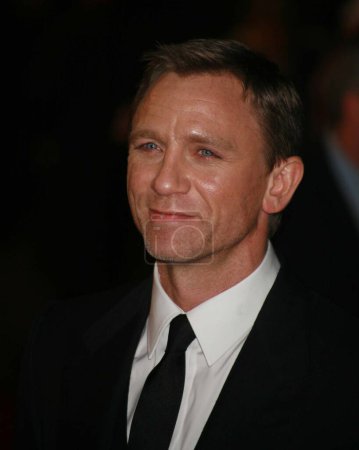 Foto de LONDRES - 27 DE NOVIEMBRE: Daniel Craig asiste al estreno mundial de 'La brújula dorada' en el Odeon Leicester Square el 27 de noviembre de 2007 en Londres, Inglaterra. - Imagen libre de derechos