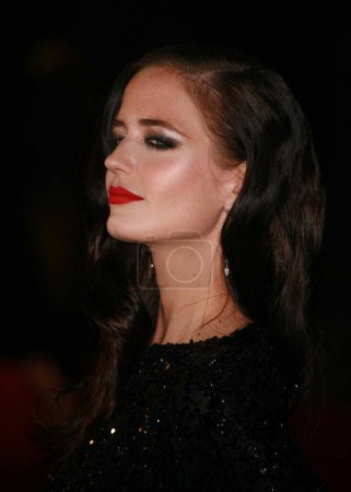 Photo for LONDON - NOVEMBER 27: Eva Green attends the World Premiere of 'The Golden Compass' at the Odeon Leicester Square on November 27, 2007 in London, England. - Royalty Free Image