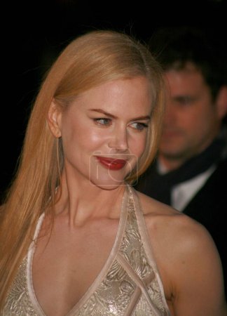 Photo for LONDON - NOVEMBER 27: Nicole Kidman attends the World Premiere of 'The Golden Compass' at the Odeon Leicester Square on November 27, 2007 in London, England. - Royalty Free Image