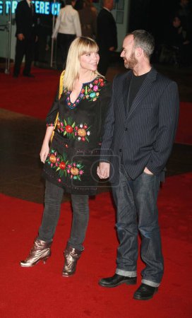 Téléchargez les photos : LONDRES - 27 NOVEMBRE : Samantha Janus et Mark Womack assistent à la première mondiale de "The Golden Compass" à l'Odeon Leicester Square le 27 novembre 2007 à Londres, Angleterre. - en image libre de droit