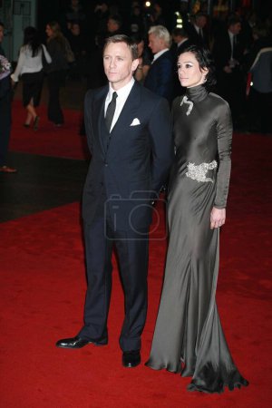 Photo for LONDON - NOVEMBER 27: Daniel Craig, Satsuki Mitchell attend the World Premiere of 'The Golden Compass' at the Odeon Leicester Square on November 27, 2007 in London, England. - Royalty Free Image