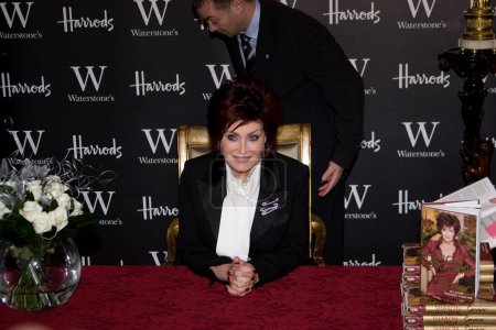 Téléchargez les photos : Sharon Osbourne signe des copies de son autobiographie 'Survivor : My Story - The Next Chapter' à la librairie Waterstones à Harrods, Londres, Angleterre - en image libre de droit