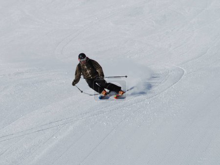 Foto de Esquiador en los Alpes franceses en temporada de invierno - Imagen libre de derechos