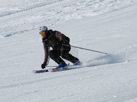 Foto de Hombre esquiando en la nieve en el fondo de la naturaleza - Imagen libre de derechos