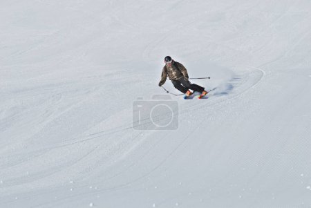 Foto de Esquiador en la colina nevada en invierno - Imagen libre de derechos