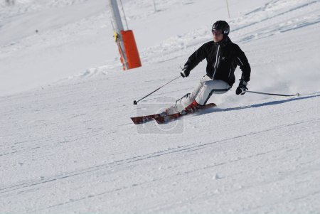 Foto de Hombre esquiando en la nieve en el fondo de la naturaleza - Imagen libre de derechos