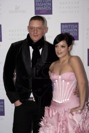 Téléchargez les photos : Lily Allen et Giles Deacon aux British Fashion Awards - en image libre de droit