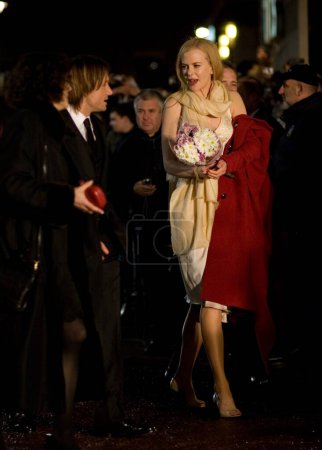 Foto de LONDRES - 27 DE NOVIEMBRE: Nicole Kidman y Keith Urban asisten al estreno mundial de 'La brújula dorada' en el Odeon Leicester Square el 27 de noviembre de 2007 en Londres, Inglaterra. - Imagen libre de derechos