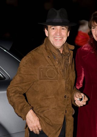 Foto de LONDRES - 27 DE NOVIEMBRE: Robert Lindsay asiste al estreno mundial de 'La brújula dorada' en el Odeon Leicester Square el 27 de noviembre de 2007 en Londres, Inglaterra. - Imagen libre de derechos