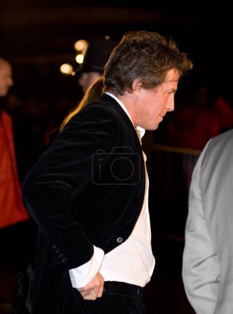 Foto de LONDRES - 27 DE NOVIEMBRE: Hugh Grant asiste al estreno mundial de 'La brújula dorada' en el Odeon Leicester Square el 27 de noviembre de 2007 en Londres, Inglaterra. - Imagen libre de derechos