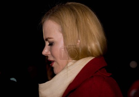 Téléchargez les photos : LONDRES - 27 NOVEMBRE : Nicole Kidman assiste à la première mondiale de "The Golden Compass" à l'Odeon Leicester Square le 27 novembre 2007 à Londres, Angleterre. - en image libre de droit