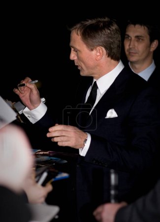 Téléchargez les photos : LONDRES - 27 NOVEMBRE : Daniel Craig assiste à la première mondiale de 'The Golden Compass' à l'Odeon Leicester Square le 27 novembre 2007 à Londres, Angleterre. - en image libre de droit