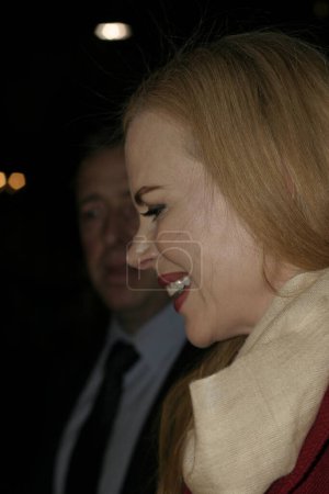 Foto de LONDRES - 27 DE NOVIEMBRE: Nicole Kidman asiste al estreno mundial de 'La brújula dorada' en Odeon Leicester Square el 27 de noviembre de 2007 en Londres, Inglaterra. - Imagen libre de derechos