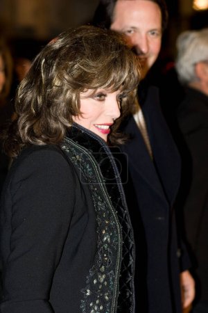 Foto de LONDRES - 27 DE NOVIEMBRE: Joan Collins asiste al estreno mundial de 'La brújula dorada' en el Odeon Leicester Square el 27 de noviembre de 2007 en Londres, Inglaterra. - Imagen libre de derechos