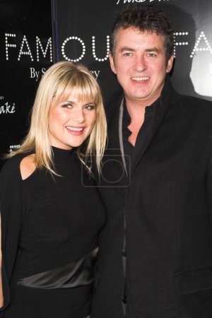 Foto de Shane Ritchie y Christie Goddard, famosas celebridades en un evento popular - Imagen libre de derechos